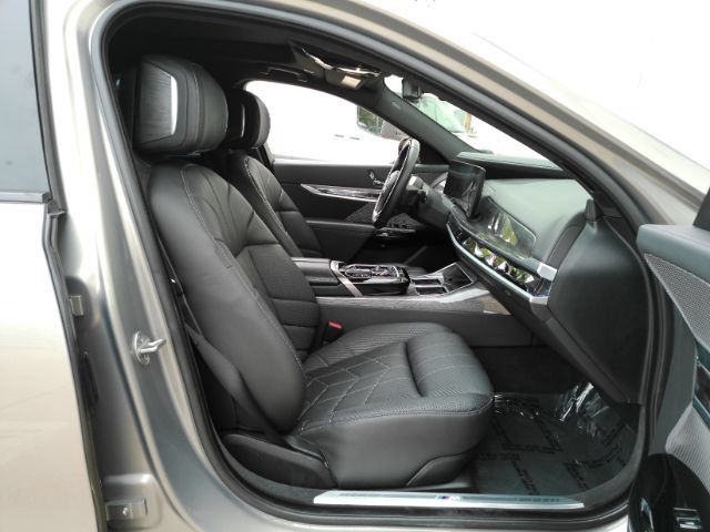 Used 2024 BMW i7 xDrive60 w/ Premium Package AWD/4WD image 24