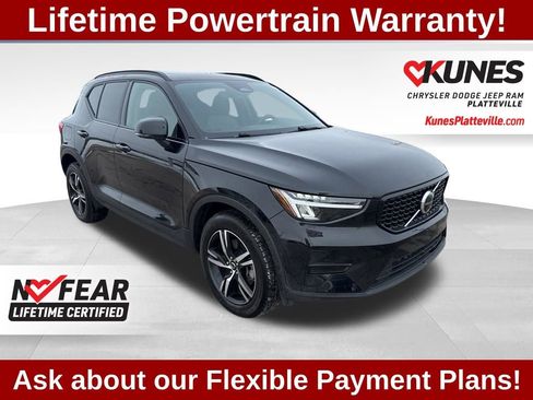 Used 2024 Volvo XC40 B5 Core AWD/4WD image 2