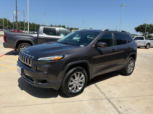 Used 2018 Jeep Cherokee Limited w/ Trailer Tow Group AWD/4WD image 4
