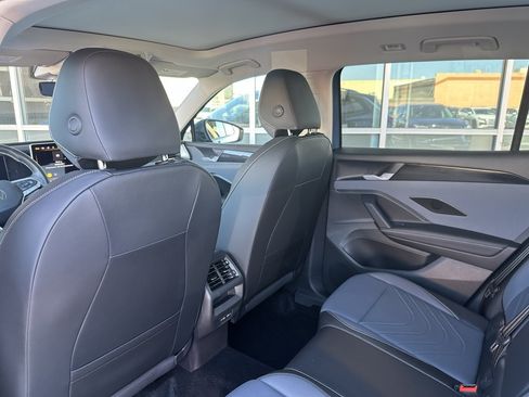 Used 2025 Volkswagen Tiguan SE w/ Panoramic Sunroof Package AWD/4WD image 34