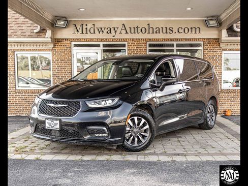 Used 2023 Chrysler Pacifica Touring-L FWD image 1