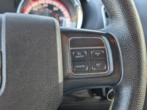 Used 2019 Dodge Grand Caravan SE w/ UConnect Hands-Free Group image 17