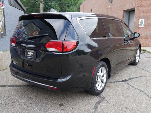 Used 2018 Chrysler Pacifica Touring Plus w/ Tire & Wheel Group FWD image 5