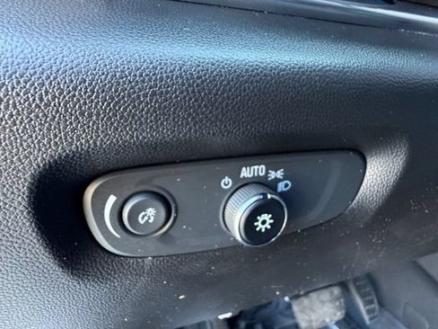 Used 2023 Chevrolet Traverse LT FWD image 6