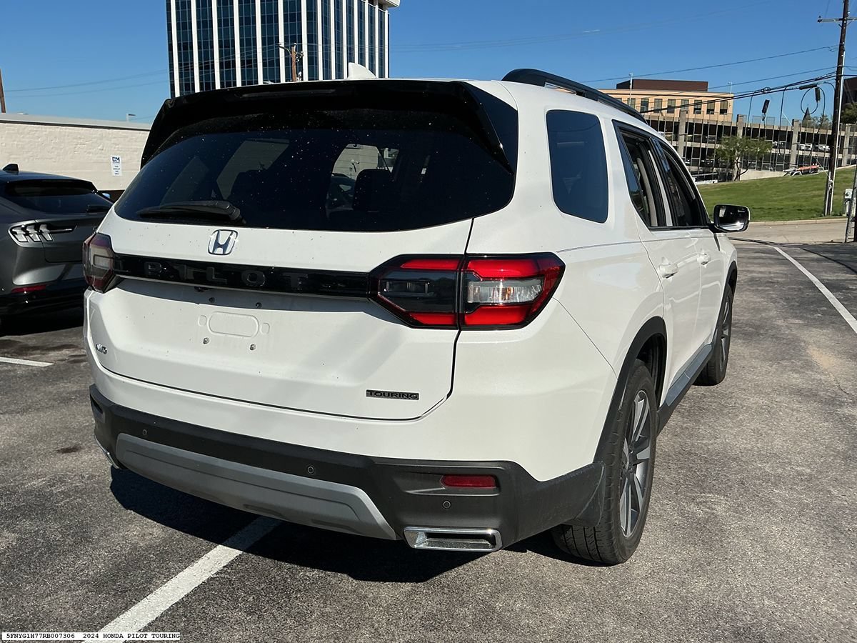 Used 2024 Honda Pilot Touring image 3