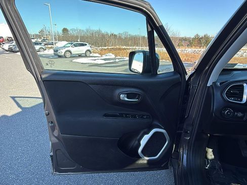 Used 2019 Jeep Renegade Latitude w/ Cold Weather Group image 24