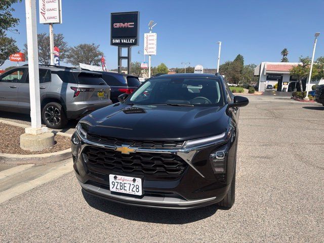 Used 2026 Chevrolet Trax LT FWD image 2