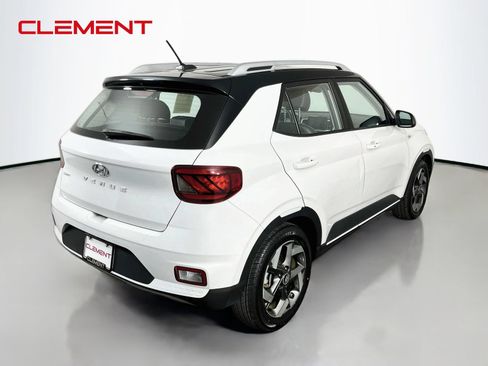Used 2023 Hyundai Venue Limited FWD image 7