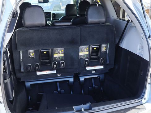 Used 2017 Toyota Sienna SE Premium image 26