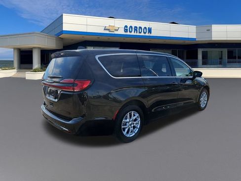 Used 2023 Chrysler Pacifica Touring-L FWD image 5