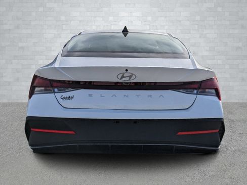 New 2025 Hyundai Elantra SE image 6