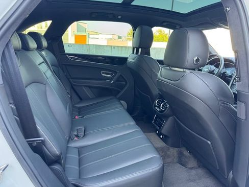 Used 2019 Bentley Bentayga image 19