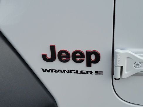Used 2024 Jeep Wrangler Unlimited Rubicon AWD/4WD image 9