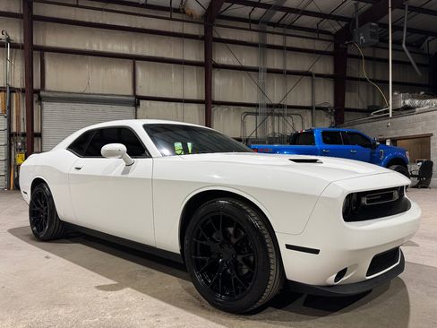 Used 2019 Dodge Challenger SXT image 1