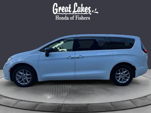 Used 2024 Chrysler Pacifica Touring-L FWD image 2