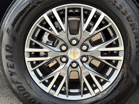 Used 2025 Chevrolet Traverse LT w/ Driver Confidence Package FWD image 8