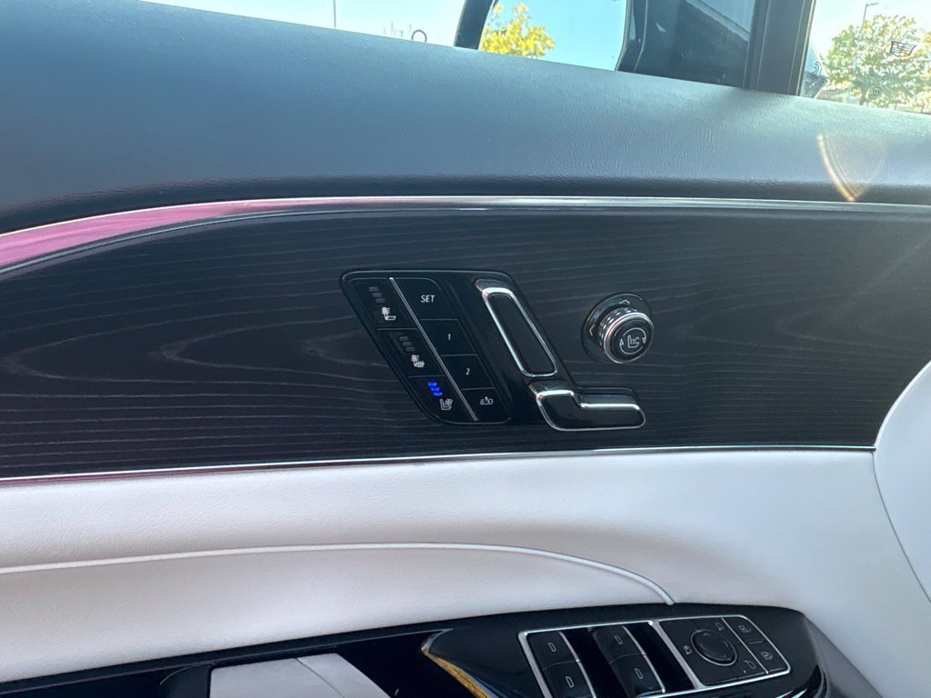 Used 2024 Cadillac Lyriq Luxury AWD/4WD image 10