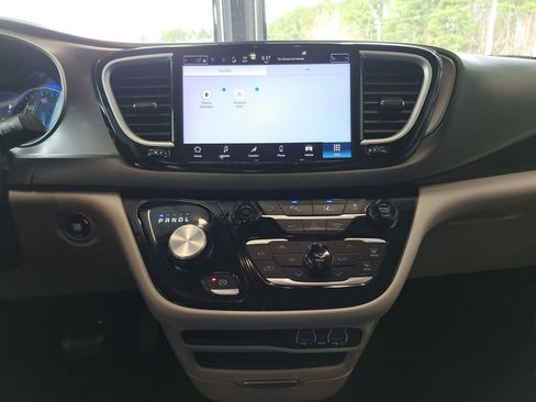 Used 2023 Chrysler Pacifica Touring-L FWD image 19
