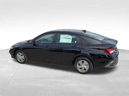 New 2026 Hyundai Elantra SE FWD image 2