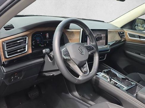 Used 2024 Volkswagen Atlas SE w/ Black Wheel Package image 10