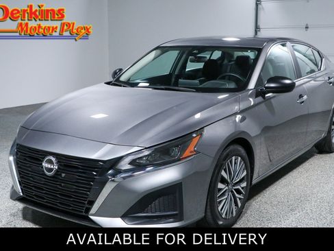 Used 2025 Nissan Altima 2.5 SV FWD image 1