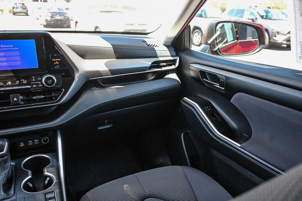 Used 2025 Toyota Highlander LE FWD image 6
