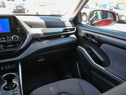 Certified 2025 Toyota Highlander LE FWD image 6