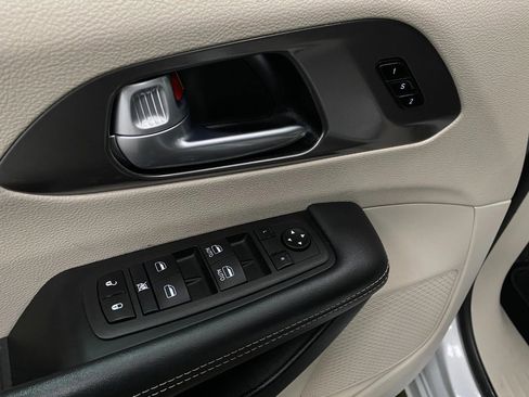 Used 2024 Chrysler Pacifica Touring-L image 27