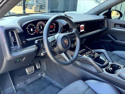 Used 2025 Porsche Cayenne GTS image 17