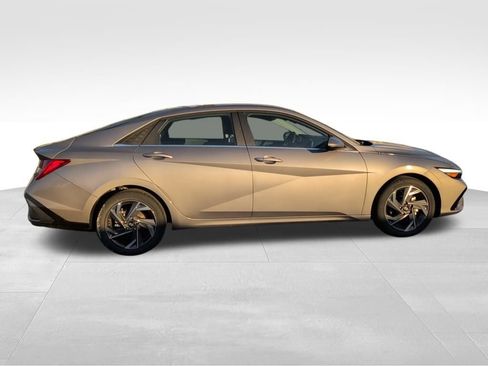 Used 2025 Hyundai Elantra SEL FWD image 8