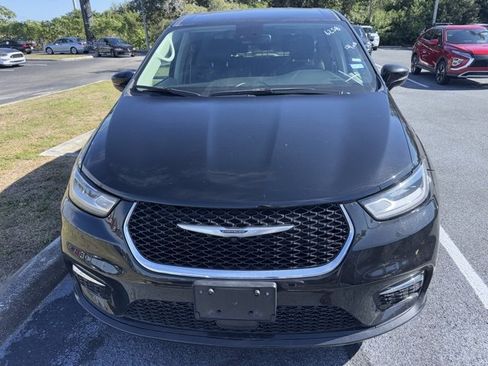 Used 2024 Chrysler Pacifica Touring-L image 2