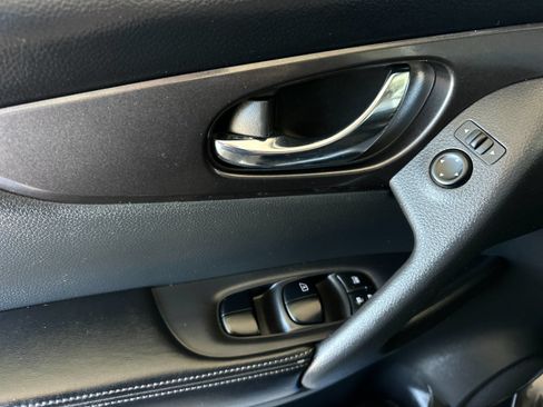 Used 2018 Nissan Rogue SV w/ Premium Package FWD image 10