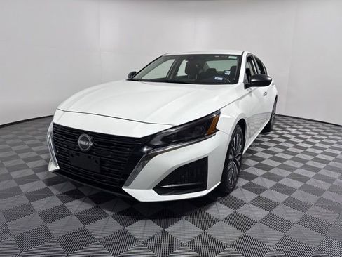 Used 2025 Nissan Altima 2.5 SV image 1