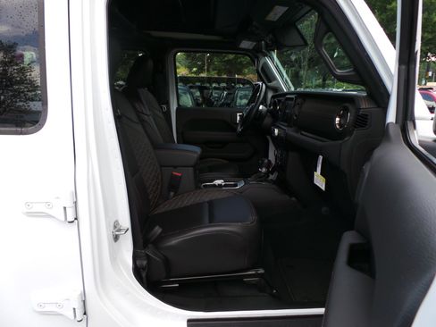Used 2022 Jeep Wrangler Unlimited Sahara AWD/4WD image 40