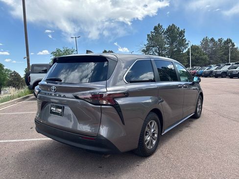 Used 2023 Toyota Sienna LE AWD/4WD image 5