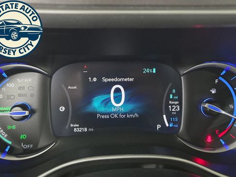 Used 2024 Chrysler Pacifica Limited FWD image 11