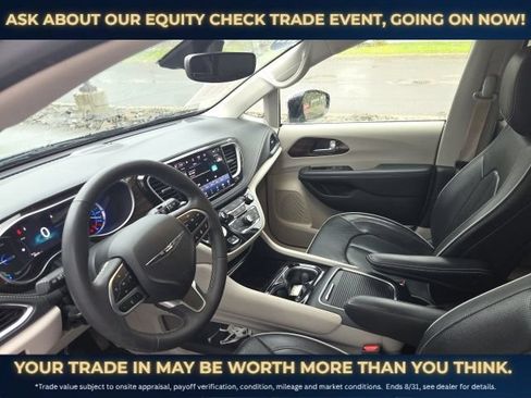 Used 2023 Chrysler Pacifica Limited FWD image 16