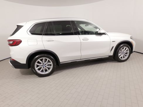 Used 2022 BMW X5 xDrive45e w/ Parking Assistance Package AWD/4WD image 11