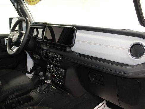 Used 2024 Jeep Wrangler Sahara image 31