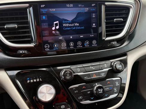 Used 2018 Chrysler Pacifica Touring-L w/ Premium Audio Group image 20