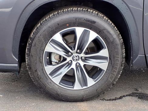 Used 2024 Toyota Highlander XLE image 9