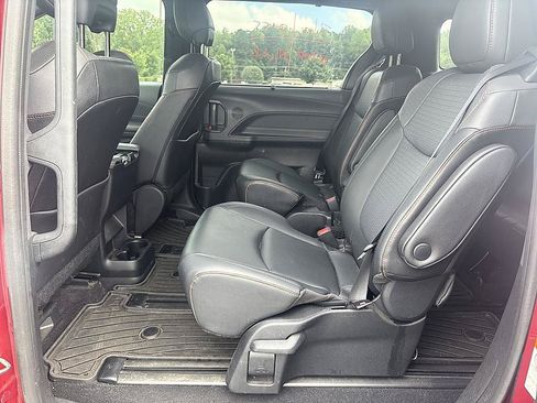 Used 2022 Toyota Sienna XSE FWD image 22