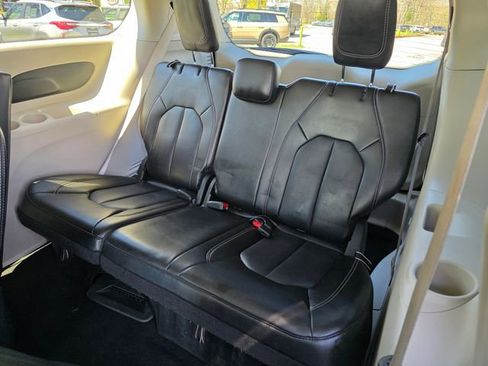 Used 2023 Chrysler Pacifica Touring-L FWD image 19