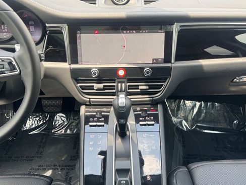Certified 2025 Porsche Macan Turbo AWD/4WD image 16
