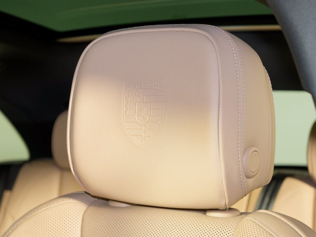 Certified 2023 Porsche Macan AWD/4WD image 21