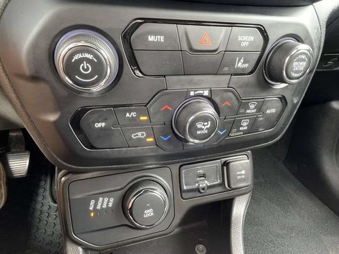 Used 2023 Jeep Renegade Latitude AWD/4WD image 18