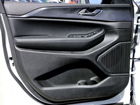 New 2025 Jeep Grand Cherokee L Altitude RWD image 16