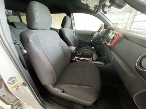 Certified 2018 Toyota Tacoma TRD Off-Road AWD/4WD image 24