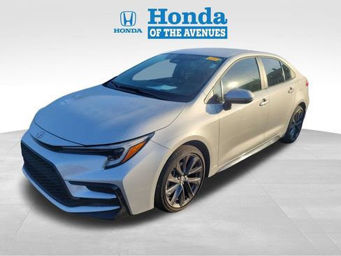 Used 2025 Toyota Corolla SE FWD image 3