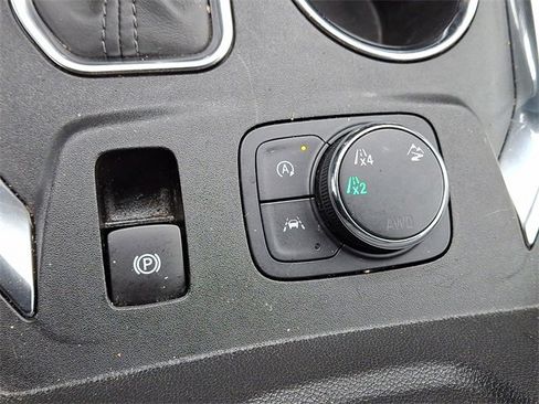 Used 2023 Chevrolet Traverse LT image 24